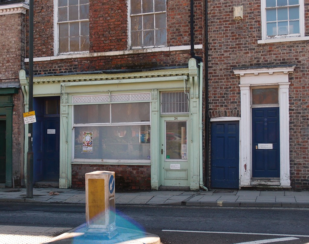 34 Clarence Street, with 19th century shopfront, April 2018