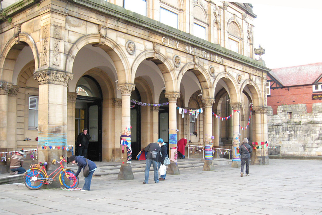 art-gallery-yarn-bombing-exterior-020213-1200