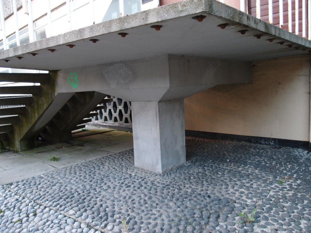 Concrete structure and cobbled surface