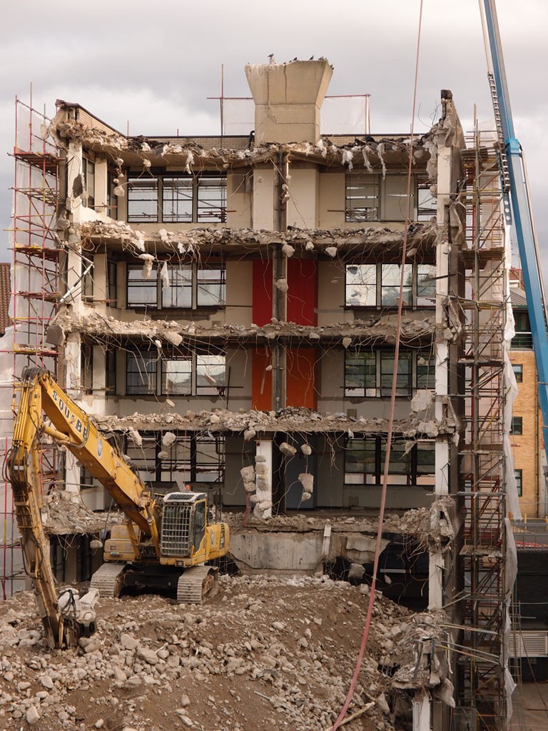 Hudson House demolition, with pigeons, 9 Sept 2018