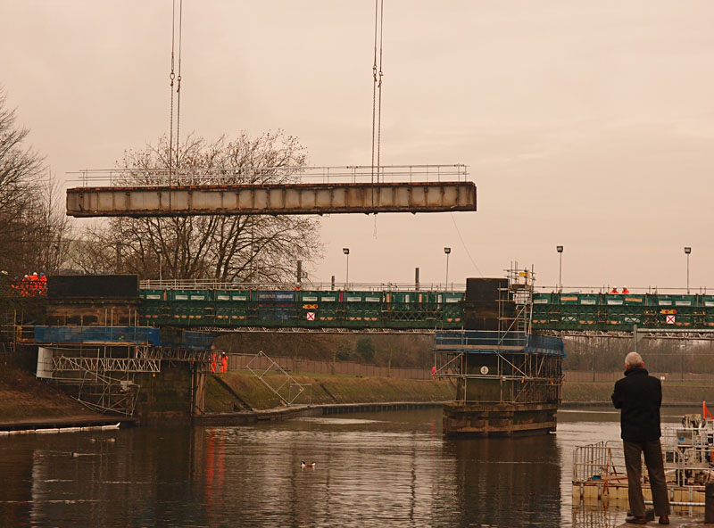 scarborough-bridge-old-deck-removal-160215-800.jpg